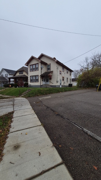 Building Photo - 2028 Revere Ave