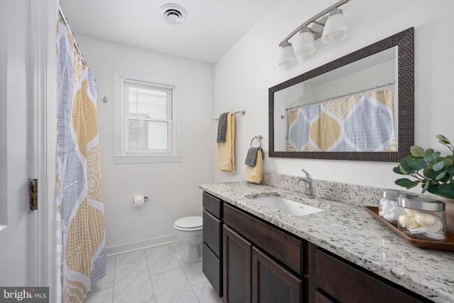 Building Photo - 620 Kenmore Ave