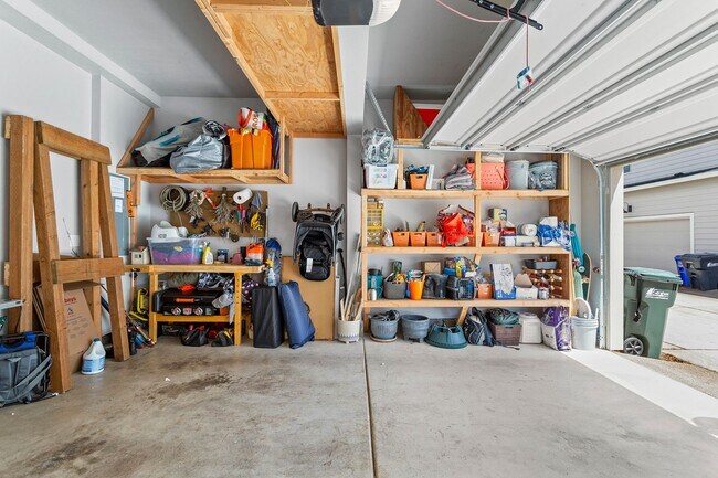 Building Photo - 3BD 2.5BA + Townhouse w/2-Car Garage + AC
