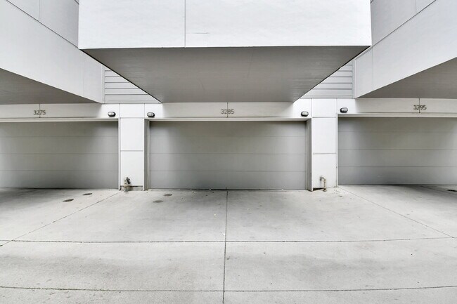 Building Photo - $2,850- 2 Bed/2.5-bathroom Townhome in Denver with Rooftop Deck!