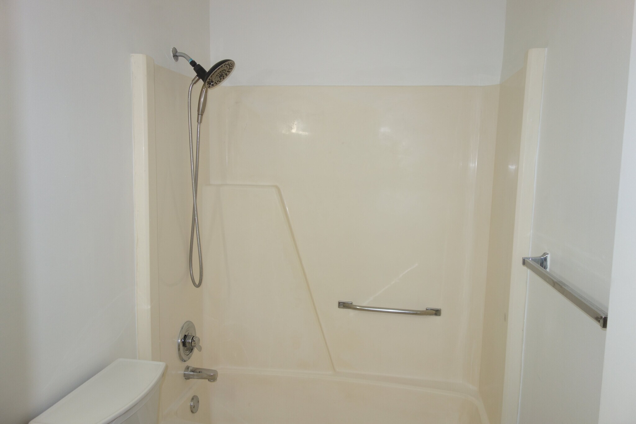 Secondary Bathroom w/Shower/Tub Combo - 6656 S Utica Pl