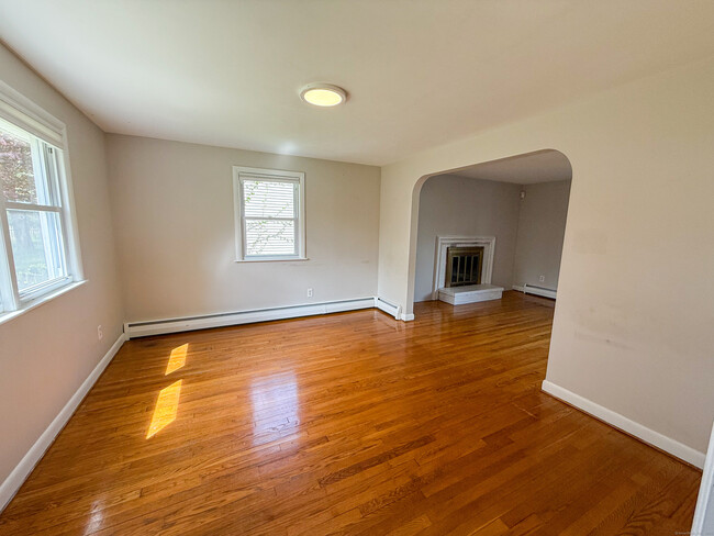 Building Photo - 115 Fuller Dr