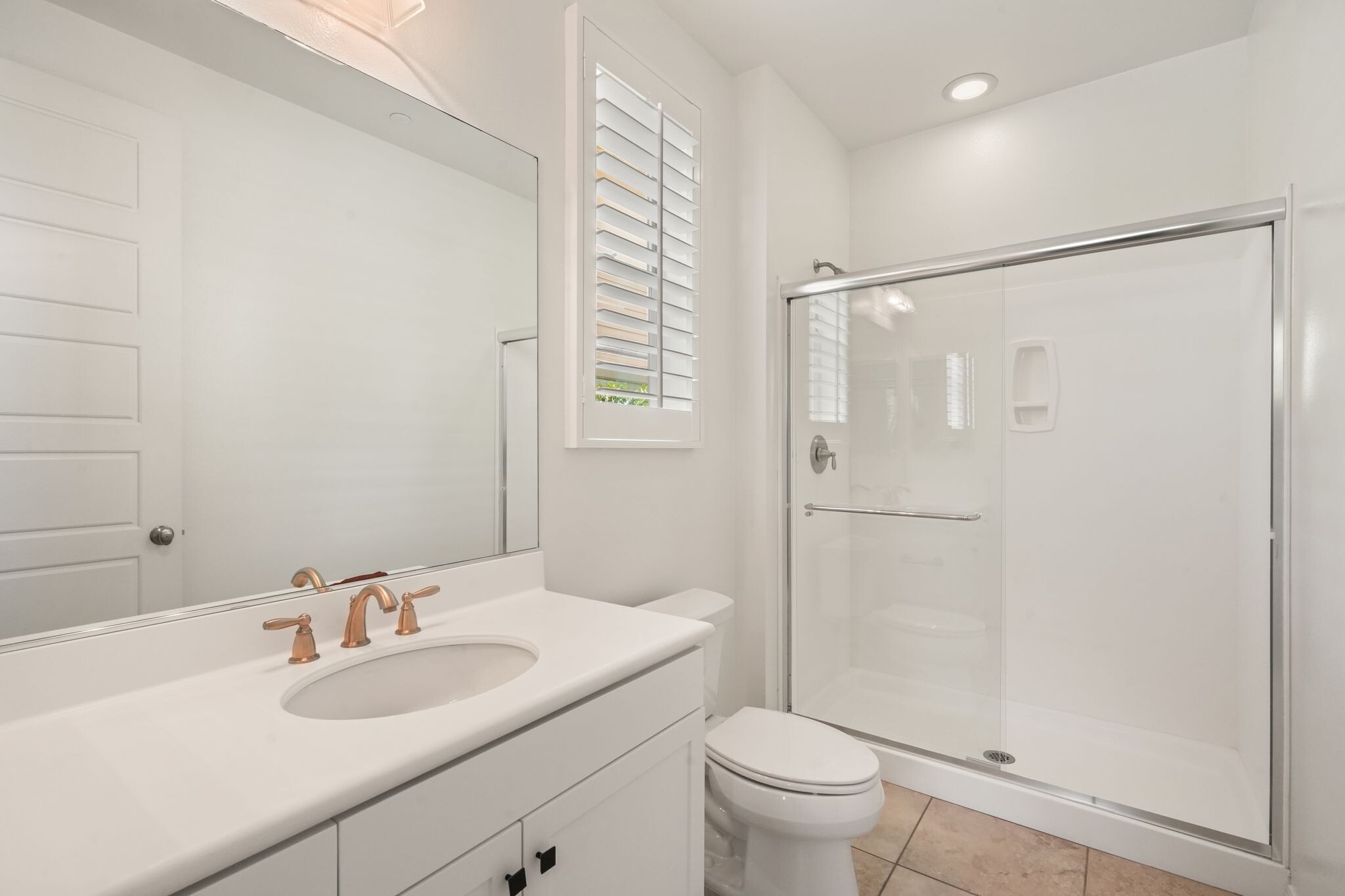 Downstairs bedroom ensuite bathroom - 4928 Princess Dr
