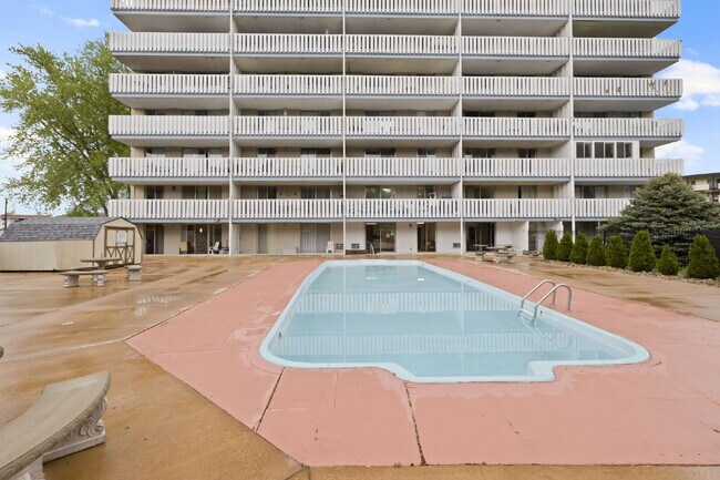 Building Photo - Live Above It All at the Satellite Condo 1 bed 1 bath!