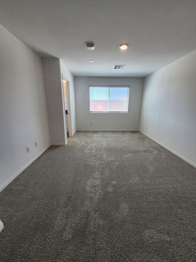 Building Photo - Charming 3BR/2.5BA Home in Las Vegas – Uti...