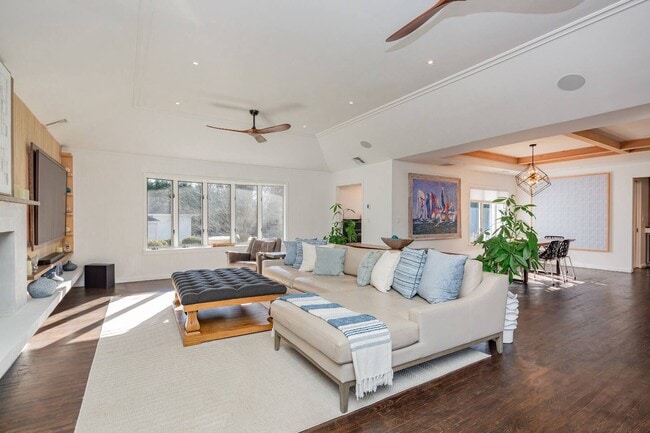 Building Photo - 89 Pantigo Rd