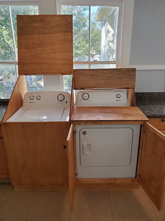 Washer/ dryer - 8 Fontainebleau Dr