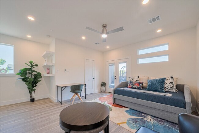 Building Photo - 2909 Nagle St