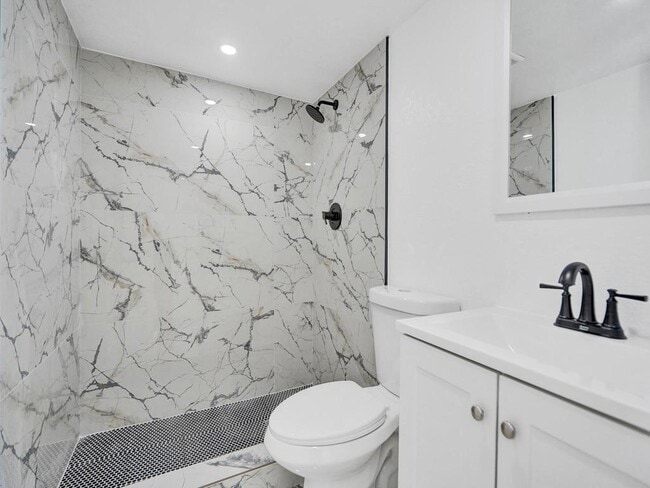 Building Photo - 940 SW 28th St