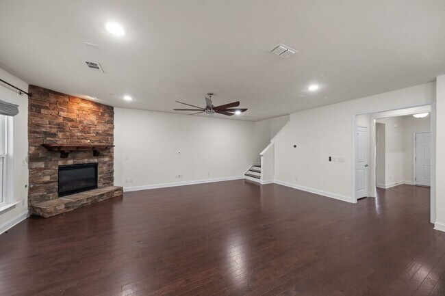 Building Photo - 3002 DaVinci Ct