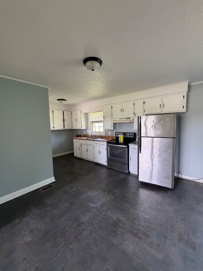 Building Photo - CUTE 3 BR, 1 BA BRICK HOME IN CONVENIENT MT OLIVE LOCATION