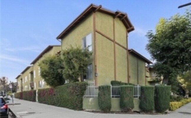 Building Photo - 6155 Reseda Blvd