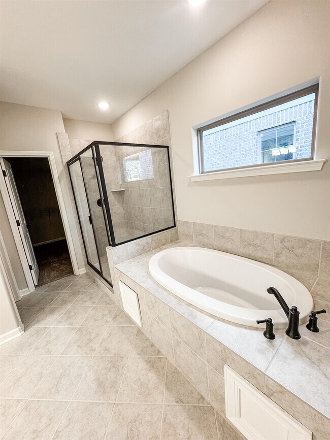 Building Photo - 400 Maple St