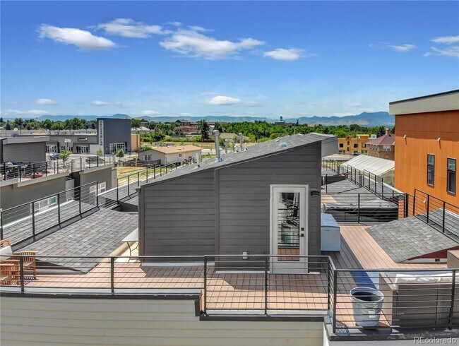 Building Photo - Spacious 3-Bed Townhouse with Finished Basement in Denver's Heart