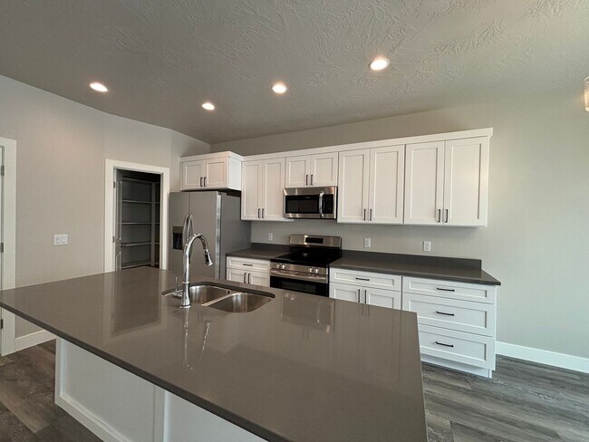 Building Photo - SANDHOLLOW TOWNHOME FOR RENT!