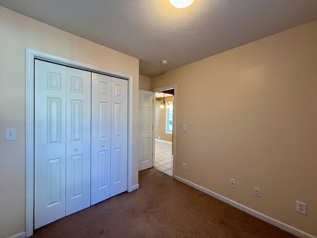 Building Photo - 3-Bed, 3-Full Bath, End Unit, 1-Car Garage!