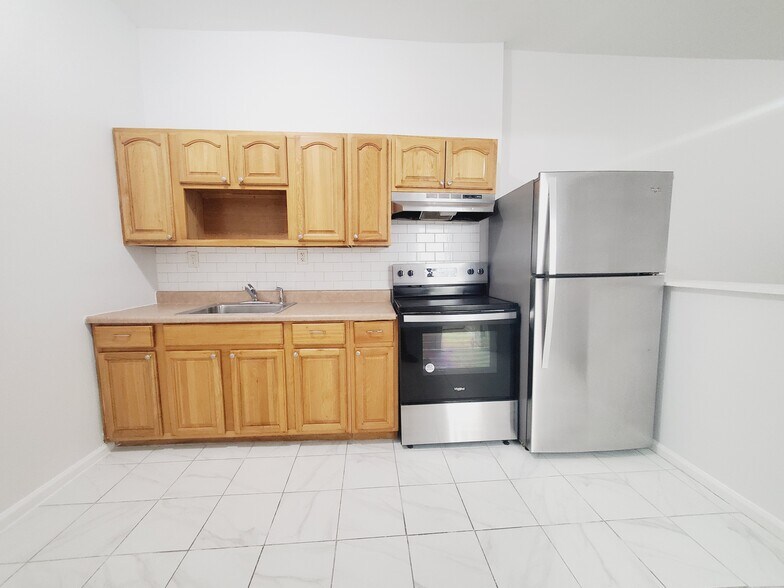 Primary Photo - 366 Forrest St