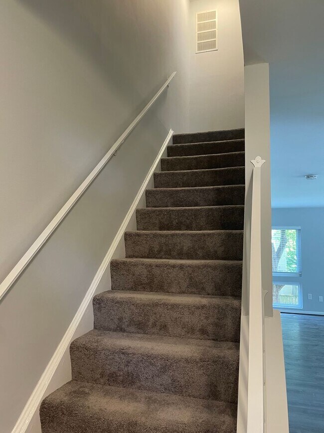 Building Photo - End unit townhome in Annapolis!