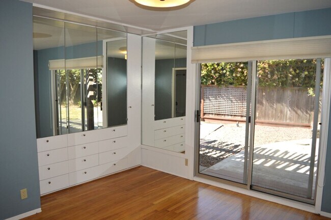 Building Photo - Beautiful Single Story Home With Great Roo...