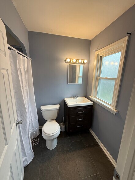 Building Photo - 218 Lawrence St