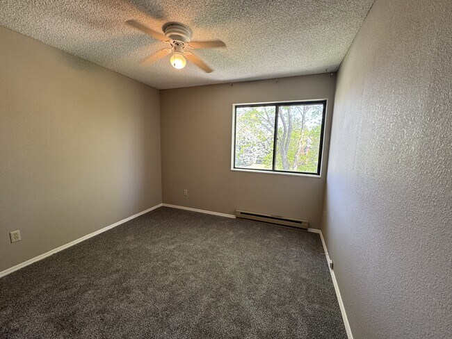 Building Photo - 3285 Canyon Dr