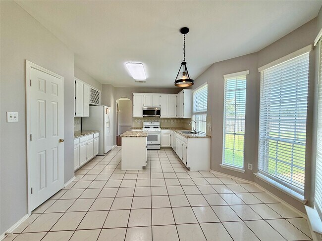 Building Photo - 4614 Forest Home Dr