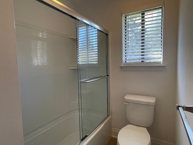 Building Photo - 2-Bedroom Duplex with full basement, 1-Car...