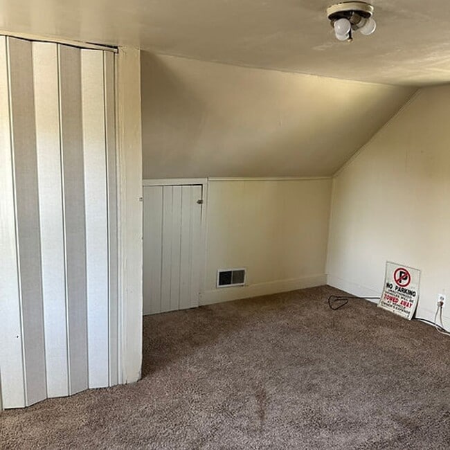 Building Photo - 319 N Elm St