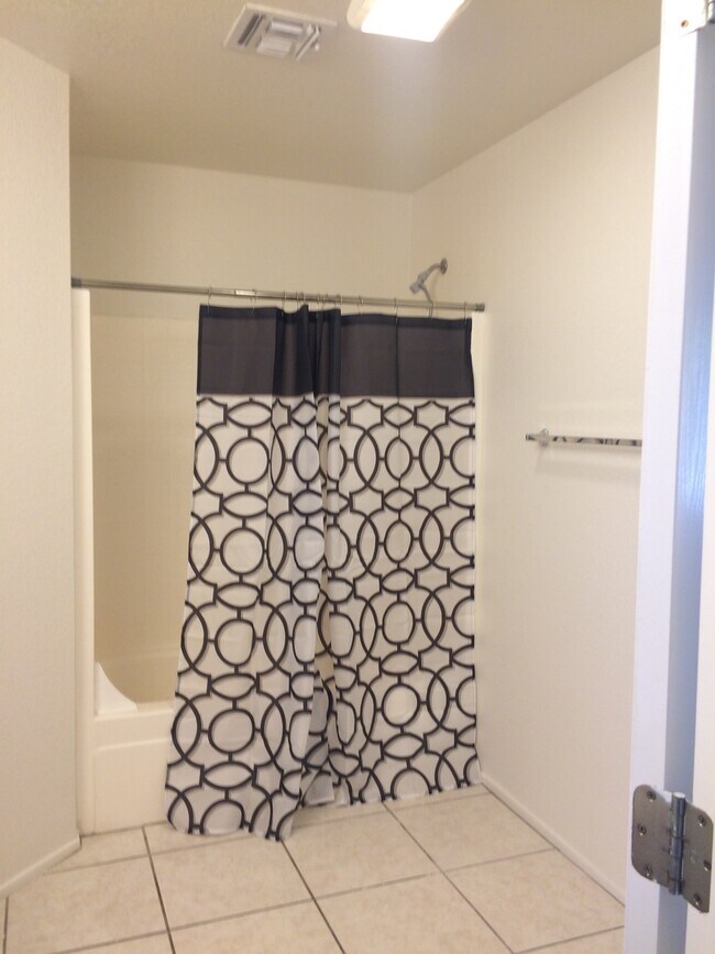 Building Photo - Under Market Rate! 3 bedroom 2 bath Townho...