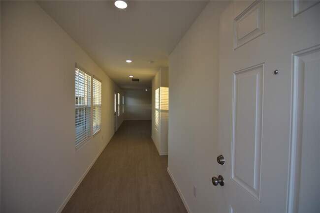 Building Photo - 343 Keefer