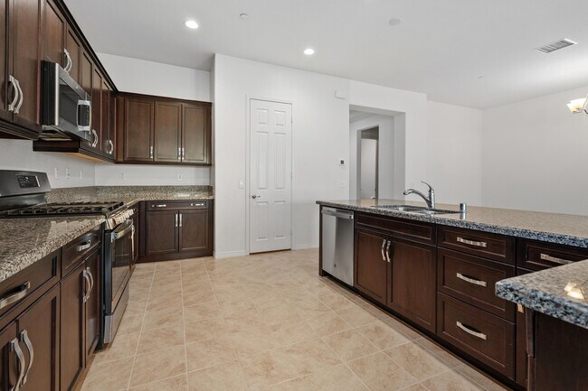 Building Photo - 43720 Vacanza Ct