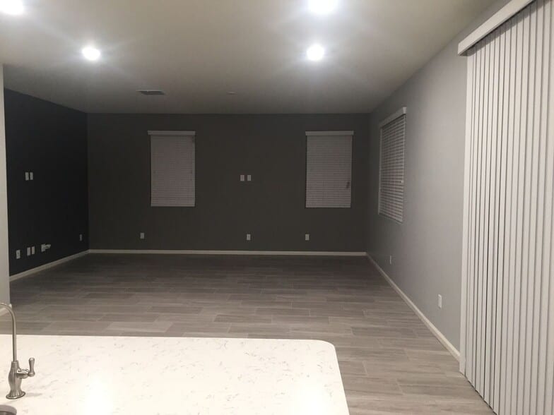 Building Photo - 5404 W Desert Hollow Dr