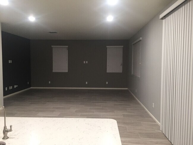 Building Photo - Spacious 5BR House in Phoenix