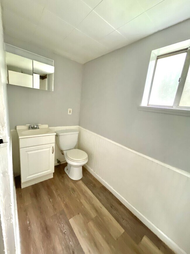 Building Photo - Renovated 3 bed 2 bath in Ambridge Heights!