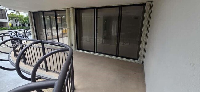 Building Photo - 2843 S Bayshore Dr