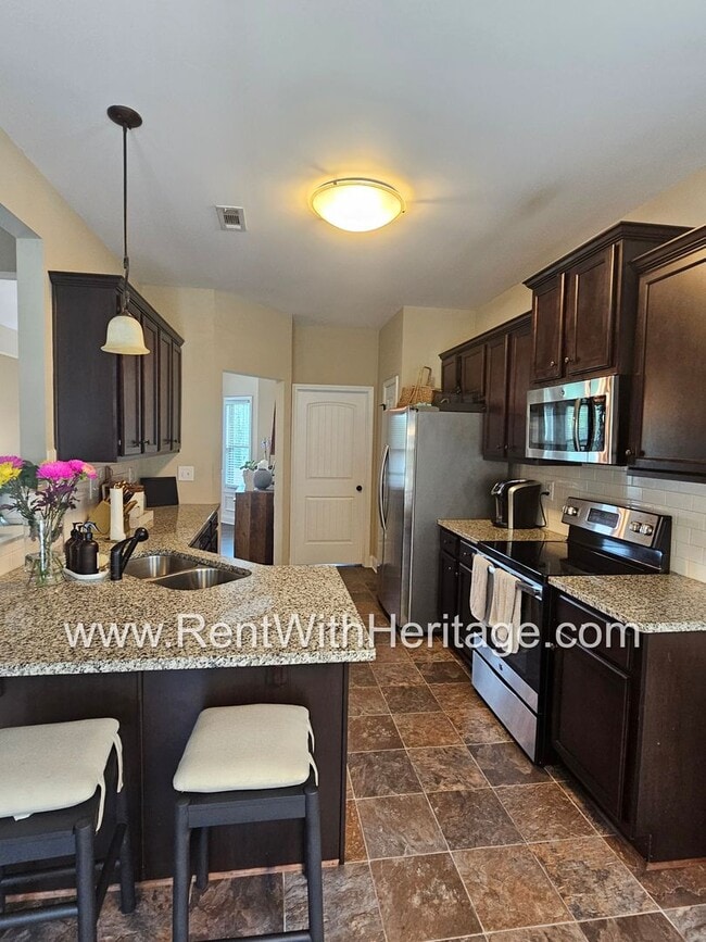 Building Photo - Gorgeous 3 bd / 2 bath / Attention to Deta...