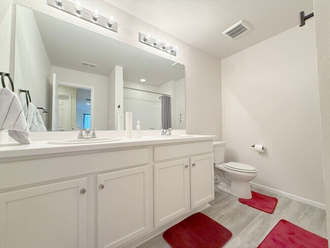Building Photo - Gorgeous 4-Bedroom Home in Desirable Creek...