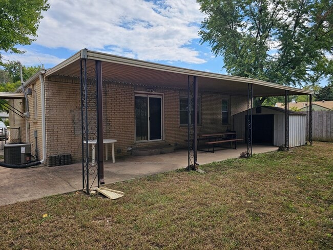 Building Photo - 2415 S Poplar Dr
