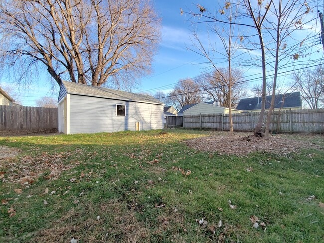 Building Photo - 2004-16 1/2 16 1/2 St NW