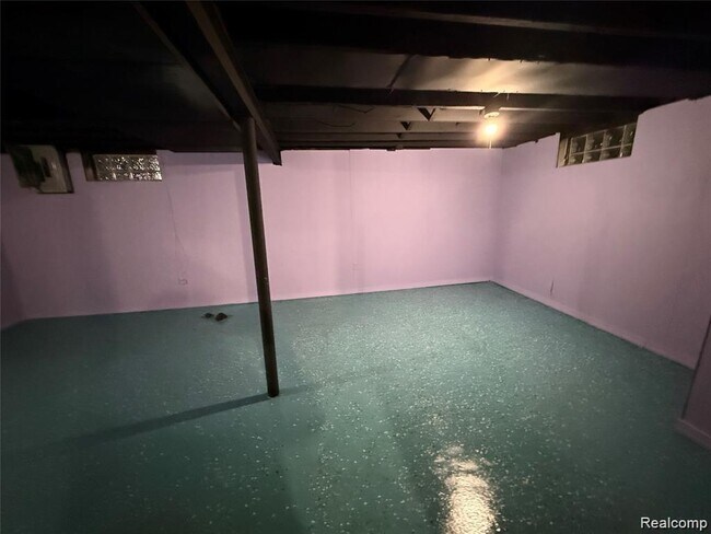 Building Photo - 20084 Greenview Ave