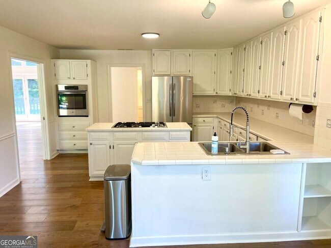 Building Photo - 160 Farm Ln