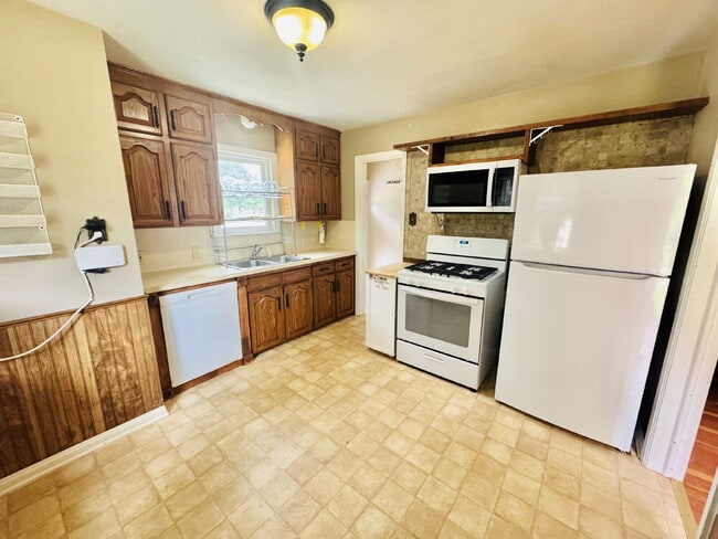 Building Photo - Charming 4-Bed Home with Gleaming Hardwood Floors, fully fenced backyard - 1500 Sq Ft in Minneapo...