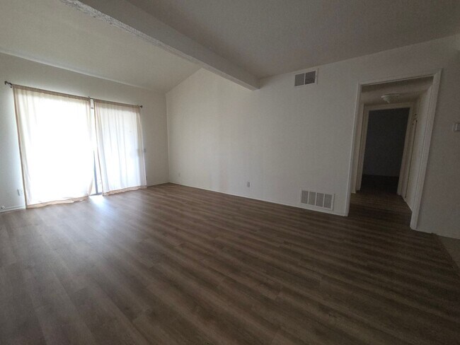 Building Photo - Spacious 2 Bedroom 2 Bath Upstairs Condominium