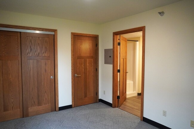 Building Photo - 1 Bedroom, 1 Bath Apartment- All utilities included