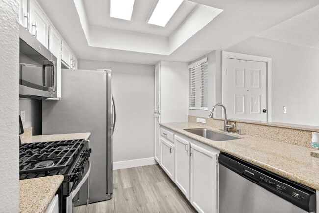 Building Photo - 7100 W Pirates Cove Rd