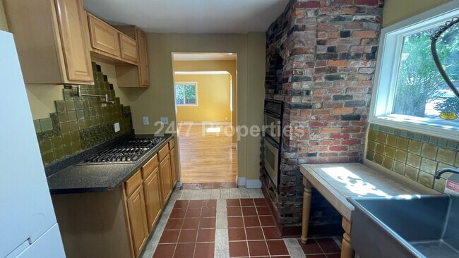Building Photo - 2 Primary Suites + Huge Yard in Markham - ...