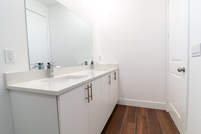 Building Photo - 15061 Brainbridge Cir