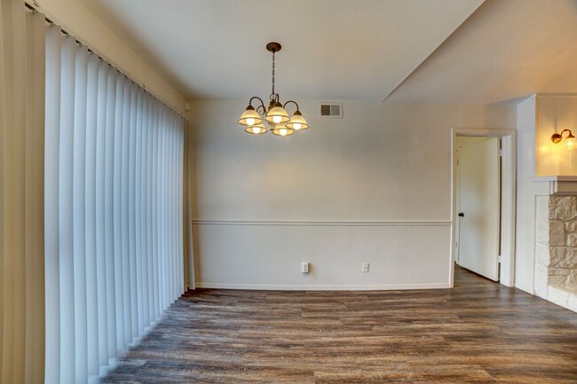 Building Photo - REMODELED CONDO / 2 BED 2 BATH