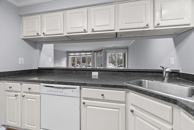 Building Photo - Ground level condo in Annapolis - Lake Heron