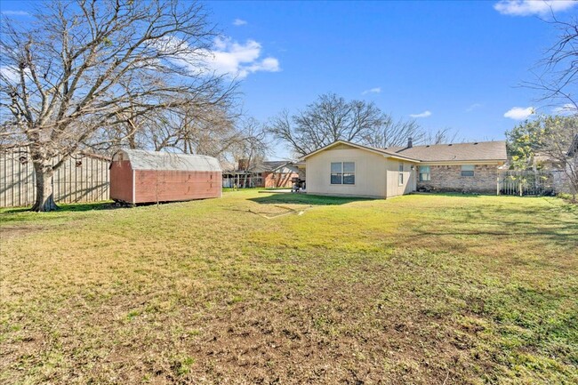 Building Photo - 3/3 with 2 living areas in Midway ISD